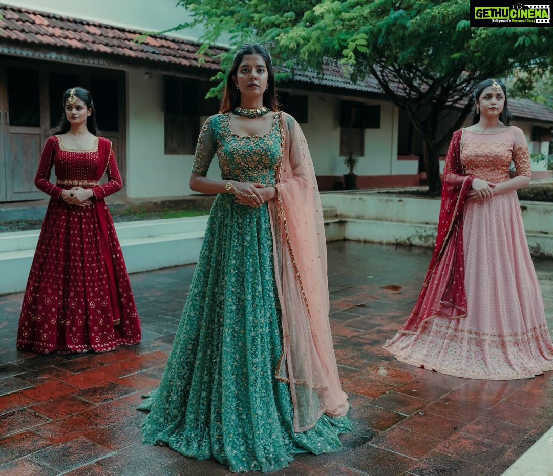 Akshaya Udayakumar Instagram - The Bridal series ✨ Outfit @barakahdesignhouse In frame @naatya_ @aiswarya_rashmi @akshaya__udayakumar Shot by @karthiknair95 Make up @anjalisnair_makeup Production @candidstoriesbykarthik @karthiknair95 Team @imthiyas_ia @hariprasad.harish @ameer__ami_ #bridalcollection #indianbride #bridesinspo #lehenga #keralabride #southindianbrides #blousepatterns #blouseback #handembroidery #bridalblousedesigns #southindianfashion #bridalaffair #bridalstyling #barakah #barakahdesignhouse Palakkad