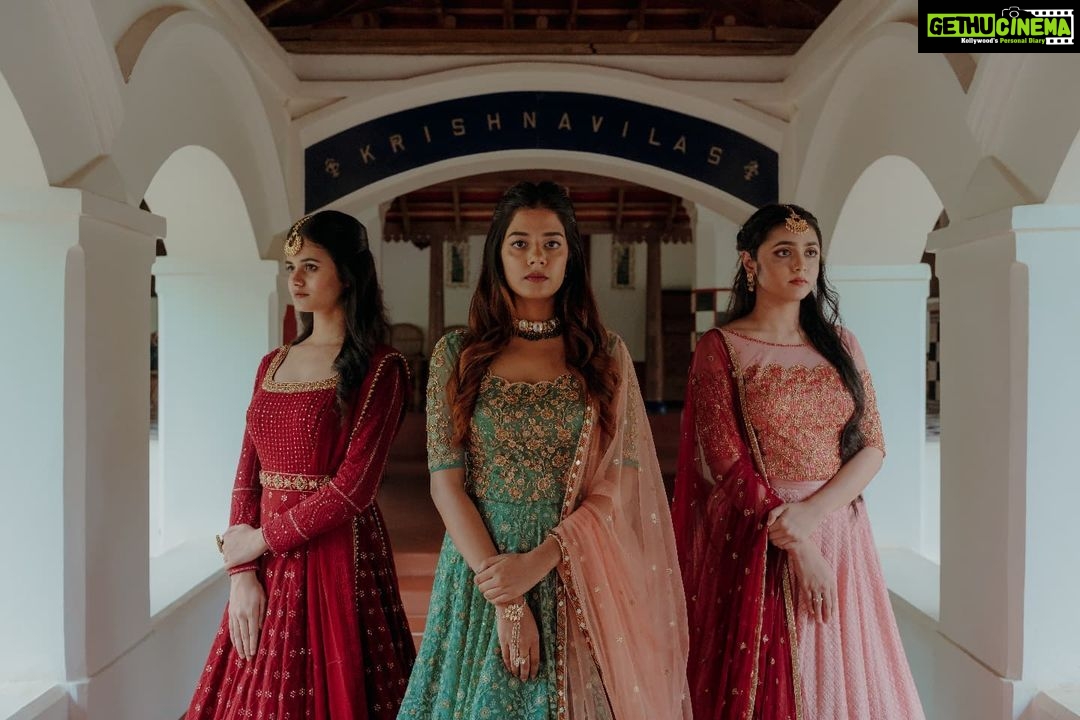 Akshaya Udayakumar Instagram - Bridal series by @barakahdesignhouse ✨ . Outfit: @barakahdesignhouse In frame: @aiswarya_rashmi @naatya_ @akshaya__udayakumar Shot by:@karthiknair95 Makeup: @anjalisnair_makeup Production: @candidstoriesbykarthik Team: @hariprasad.harish @imthiyas_ia @ameer__ami_ . . . . . #bridalcollection #indianbride #bridesinspo #lehenga #keralabride #southindianbrides #blousepatterns #blouseback ##handembroidery #bridalblousedesigns #southindianfashion #bridalaffair #bridalstyling #barakah #barakahdesignhouse