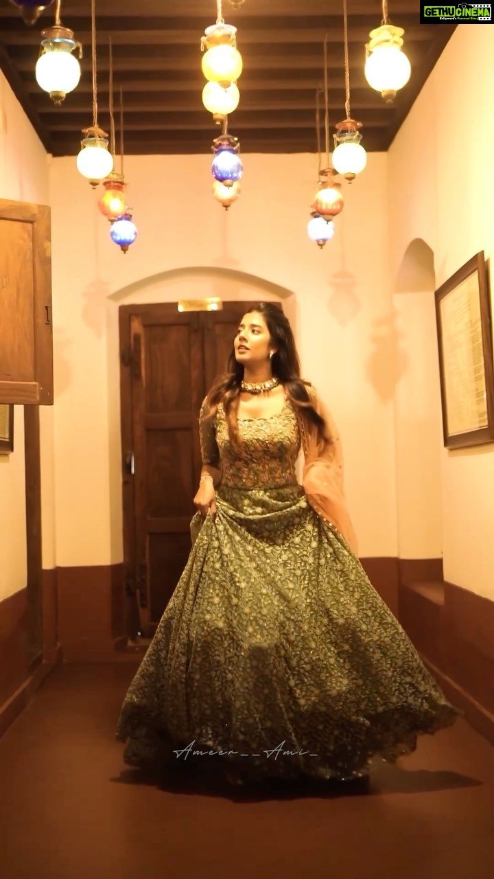 Akshaya Udayakumar Instagram - Swooning over this ✨ Video by @ameer__ami_ (hands down the best videographer) creating such dreamy reels Muse - @akshaya__udayakumar Outfit - @barakah_palakkad Production - @candidstoriesbykarthik @karthiknair95 @imthiyas_ia @hariprasad.harish Location - @krishnavilasheritagehome #palakkadphotography#trendingreels#shoot#keralabride#shootmakeup#keralabridalmakeup#kochiphotography#designerlehenga#palakkadmakeupartist#kochimakeupartist#thrissurmakeupartist#reelsinstagram#reelsindia