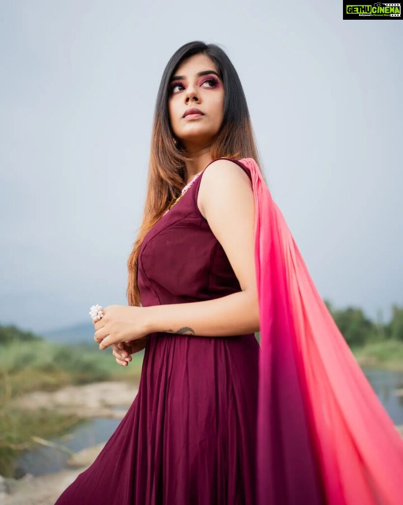 Akshaya Udayakumar Instagram - In love with the colours in the frame✨ Click:-@pratheek_arun_originals Costume :-@meluha__arathijayaraj Stylist:-@arathijayaraj Makeup:-@aayna_by_nitya Palghat