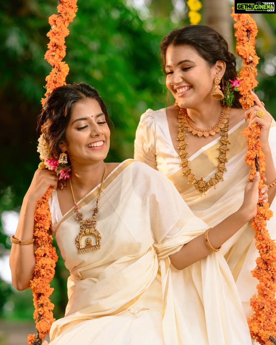 Akshaya Udayakumar Instagram - "LAVANYAM "✨ Wishing you all a very happy Onam from our team♥️ With @pooj_a_s_ Shot : @karthiknair95 Production : @candidstoriesbykarthik Lighting and assistance : @dileepraj.drc , @_naveenprakash Creative direction: @pictureprodigyy Costume : @swaraahdesigns | @swathi_sukumar isukum Make-up : @anjalisnair_makeup Decor : @golden_wedding_company | @golden_gireesh Jewelry : @akshayagold_palakkad Location : @udayaayurveda Thanks to : @___darsan___ , @frames.by.hari @samsibinofficial 🤗 Udaya Ayurveda Resort