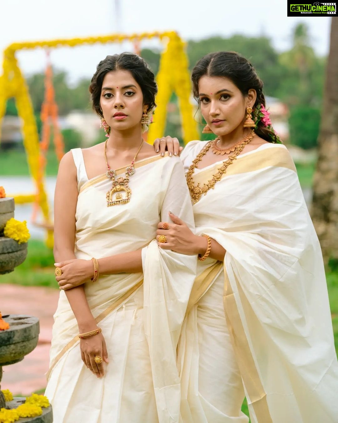 Akshaya Udayakumar Instagram - "LAVANYAM "✨ Wishing you all a very happy Onam from our team♥️ With @pooj_a_s_ Shot : @karthiknair95 Production : @candidstoriesbykarthik Lighting and assistance : @dileepraj.drc , @_naveenprakash Creative direction: @pictureprodigyy Costume : @swaraahdesigns | @swathi_sukumar isukum Make-up : @anjalisnair_makeup Decor : @golden_wedding_company | @golden_gireesh Jewelry : @akshayagold_palakkad Location : @udayaayurveda Thanks to : @___darsan___ , @frames.by.hari @samsibinofficial 🤗 Udaya Ayurveda Resort