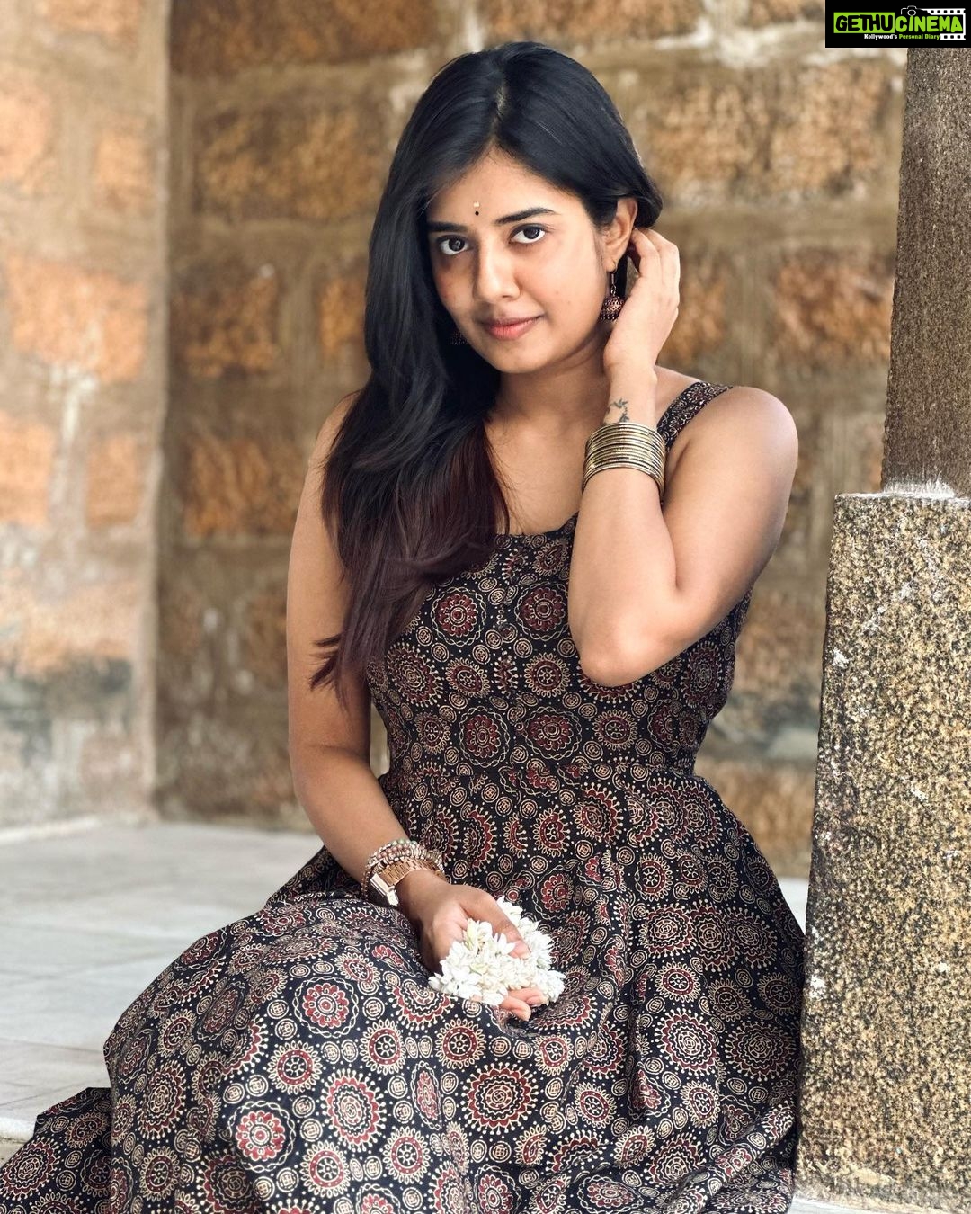 Akshaya Udayakumar - 85.6K Likes - இதயம் இருளும் அவள் பாத
சுவடில் கண்ணீர் மலர்கள்
உதிரும் 🤎✨
Costume :- @queen_bee_suji
Pc :- @_subarathi_ ❤️