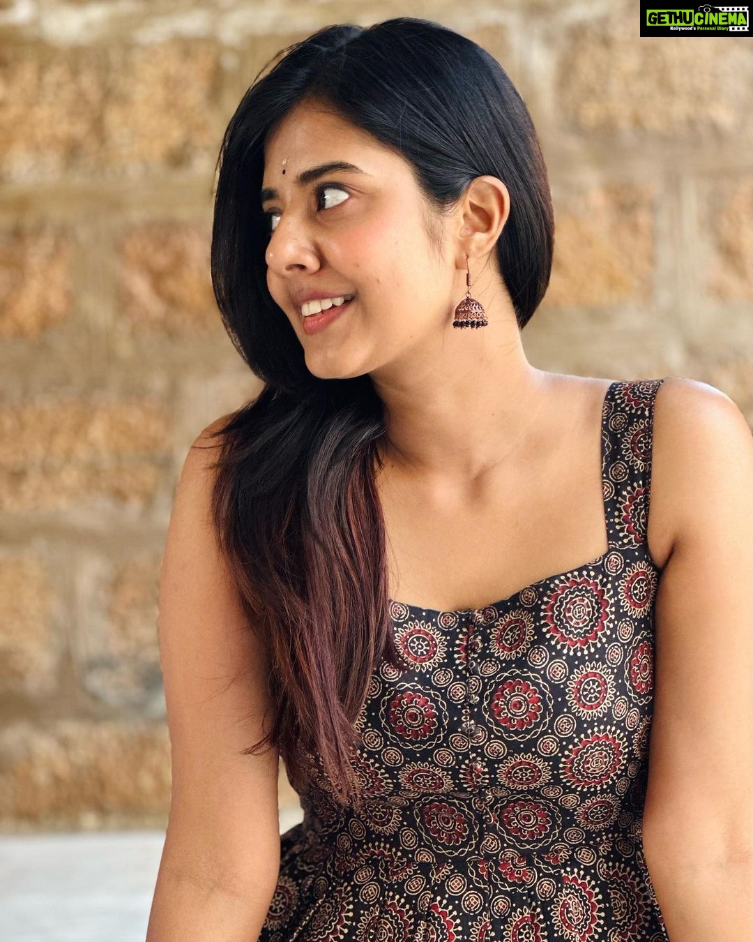 Akshaya Udayakumar - 85.6K Likes - இதயம் இருளும் அவள் பாத
சுவடில் கண்ணீர் மலர்கள்
உதிரும் 🤎✨
Costume :- @queen_bee_suji
Pc :- @_subarathi_ ❤️