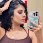 Akshaya Udayakumar Instagram - Everytime i look into ur eyes I get butterflies I’m so glad she with me And not the other guys I like to see her In the bride As she’s my wife Yeah yeah I’m living a high life🔥 Mua :- @hiwagaindia