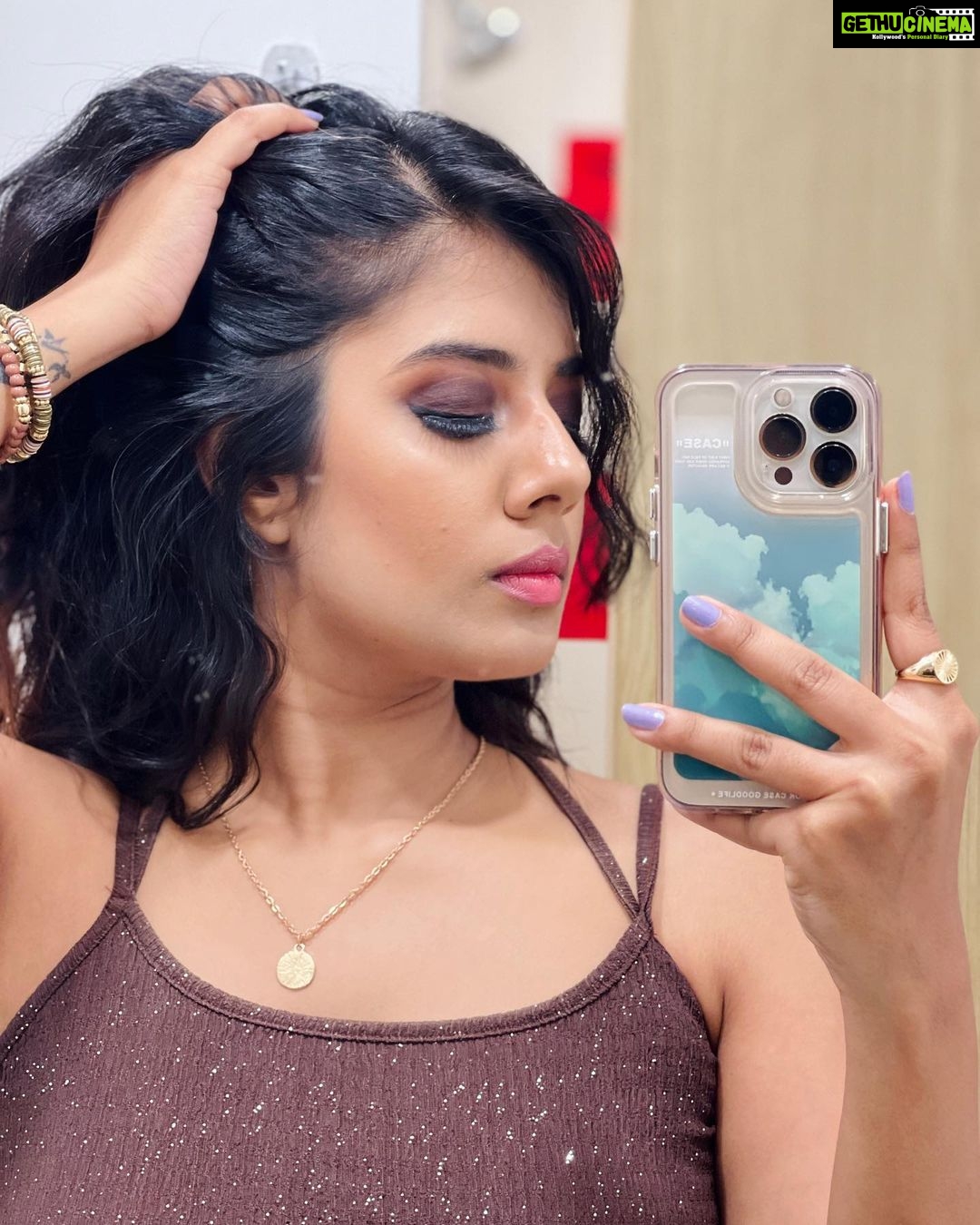 Akshaya Udayakumar - 81.9K Likes - Everytime i look into ur eyes
I get butterflies
I’m so glad she with me
And not the other guys
I like to see her
In the bride
As she’s my wife
Yeah yeah
I’m living a high life🔥
Mua :- @hiwagaindia