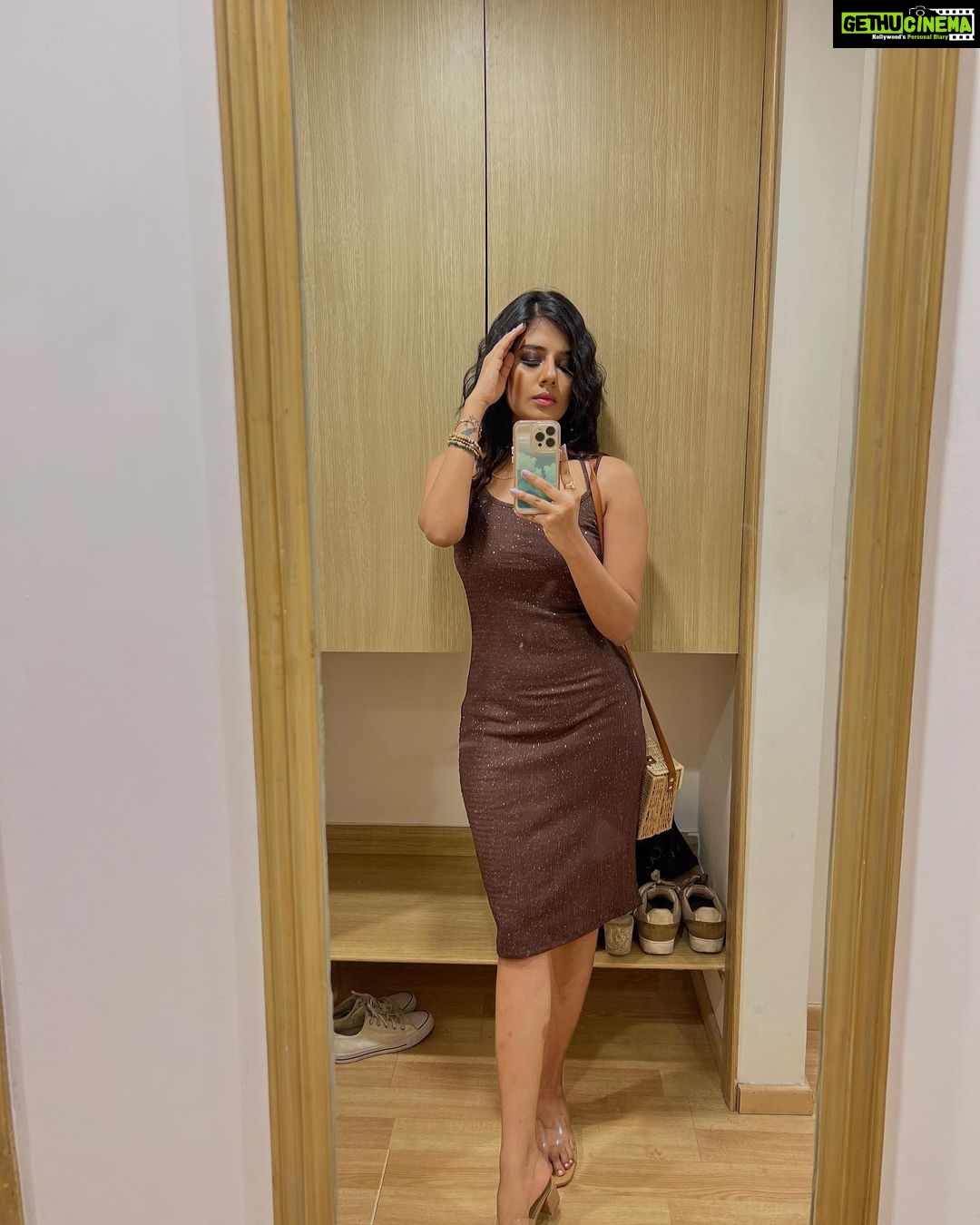 Akshaya Udayakumar - 81.9K Likes - Everytime i look into ur eyes
I get butterflies
I’m so glad she with me
And not the other guys
I like to see her
In the bride
As she’s my wife
Yeah yeah
I’m living a high life🔥
Mua :- @hiwagaindia