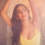 Alaya F Instagram - Chasing the sun🌞✨ Swipe to the end for a funny BTS moment!😄 Photos by @trishasarang Styled by @mohitrai @shubhi.kumar @tarangagarwalofficial @teammrstyles Make up by @divyashetty_ Hair by @hairbyapeksha Outfit- @houseofcb Jewellery - @rafthelabel @necessitestudio Shoes- @jimmychoo