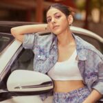 Alaya F Instagram - कलाcar💁🏻‍♀️🤣 Photos by @trishasarang Styled by : @mohitrai with @shubhi.kumar, Assisted by @muskanduaaa Make up by @divyashetty_ Hair by @hairstylist_madhav2.0 Outfit : @karllagerfeld @collectiveindia