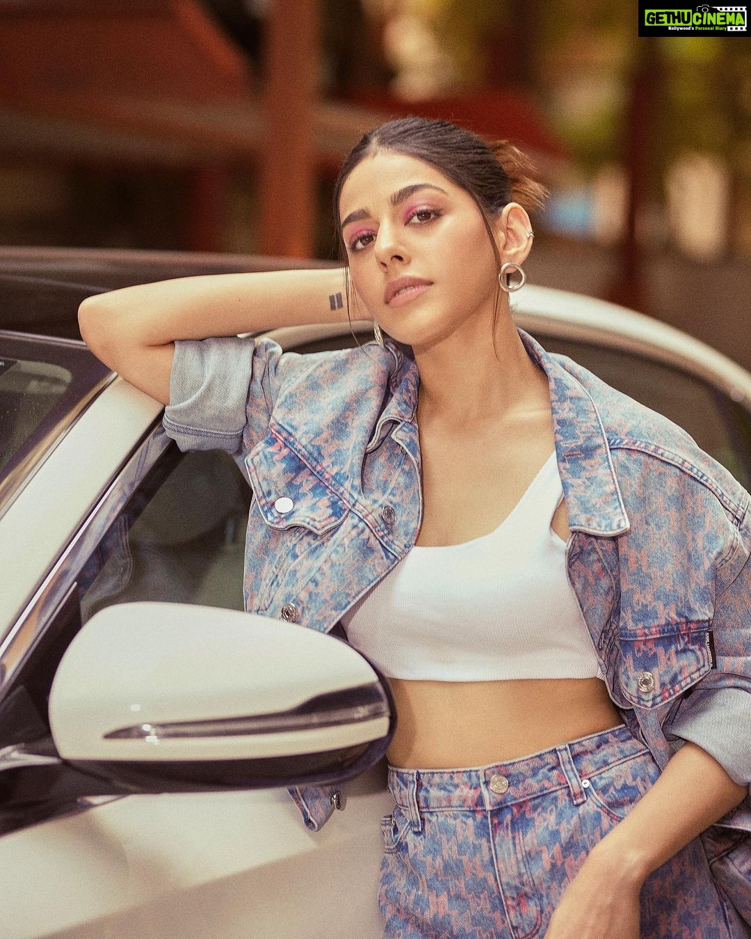 Alaya F Instagram - कलाcar💁🏻♀️🤣 Photos by @trishasarang Styled by : @mohitrai with @shubhi.kumar, Assisted by @muskanduaaa Make up by @divyashetty_ Hair by @hairstylist_madhav2.0 Outfit : @karllagerfeld @collectiveindia