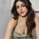 Alaya F Instagram - Feeling a lil’ chaotic, but I don’t mind it🤷🏻‍♀️ Photos by @trishasarang Make up by @goldandglittr Hair by @souravroy_1999 Styled by @tanghavri Assisted by @hritika.naik Outfit-@saakshakinni @elevate_promotions Jewellery-@timelessjewelsby_s @vblitzcommunications Heels-@monrow