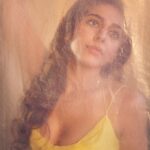 Alaya F Instagram - Chasing the sun🌞✨ Swipe to the end for a funny BTS moment!😄 Photos by @trishasarang Styled by @mohitrai @shubhi.kumar @tarangagarwalofficial @teammrstyles Make up by @divyashetty_ Hair by @hairbyapeksha Outfit- @houseofcb Jewellery - @rafthelabel @necessitestudio Shoes- @jimmychoo