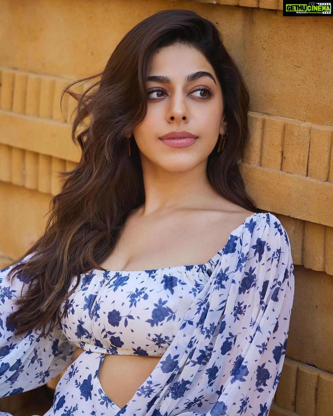 Alaya F Instagram - Totally ready for Freddy promotions π β¨ Photos by @trishasarang Make up by @mehakoberoi Hair by @souravroy_1999 Styled by @tanghavri Assisted by @hritika.naik Outfit-@arabellaaofficial @vandafashionagency Jewellery-@timelessjewelsby_s @shopanatina Heels-@himalidoshilabel