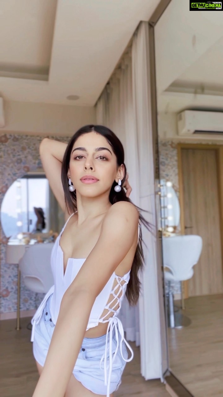 Alaya F Instagram - Please excuse this pointless reel😅 i got ready early for brunch and the lighting was good so thought I’d make you look🤷🏻♀️😋