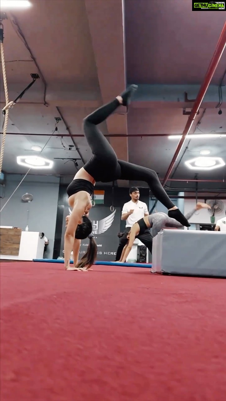 Alaya F Instagram - Back to a lil gymnastics after a long long time 😋 @flyzonefitness