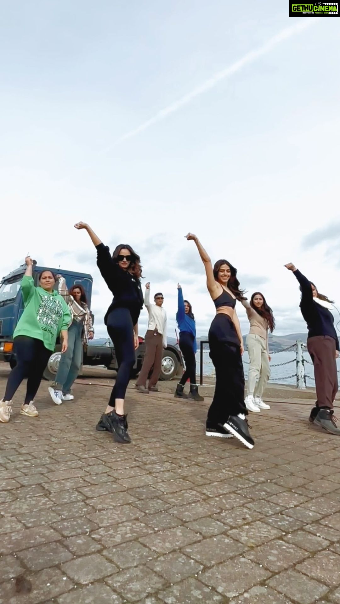 Alaya F Instagram - While you’re waiting to be called onto set, it’s the time to awkwardly disco 🤣♥️ @manushi_chhillar