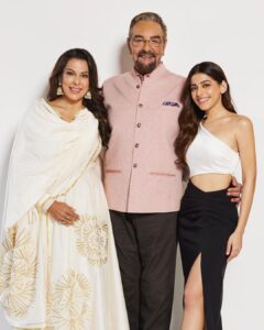 Alaya F Instagram - 3 generations coming together for the first time on the @kapilsharma show this Sunday at 9.30pm on @sonytvofficial 🥰 

With my dearest Nana @ikabirbedi and my dearest mother @poojabediofficial 💖