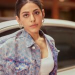 Alaya F Instagram - कलाcar💁🏻‍♀️🤣 Photos by @trishasarang Styled by : @mohitrai with @shubhi.kumar, Assisted by @muskanduaaa Make up by @divyashetty_ Hair by @hairstylist_madhav2.0 Outfit : @karllagerfeld @collectiveindia