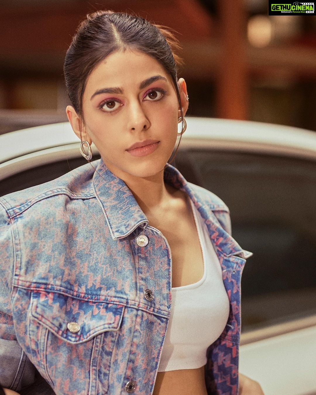 Alaya F Instagram - कलाcar💁🏻♀️🤣 Photos by @trishasarang Styled by : @mohitrai with @shubhi.kumar, Assisted by @muskanduaaa Make up by @divyashetty_ Hair by @hairstylist_madhav2.0 Outfit : @karllagerfeld @collectiveindia