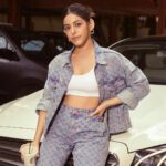 Alaya F Instagram - कलाcar💁🏻‍♀️🤣 Photos by @trishasarang Styled by : @mohitrai with @shubhi.kumar, Assisted by @muskanduaaa Make up by @divyashetty_ Hair by @hairstylist_madhav2.0 Outfit : @karllagerfeld @collectiveindia