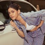 Alaya F Instagram - कलाcar💁🏻‍♀️🤣 Photos by @trishasarang Styled by : @mohitrai with @shubhi.kumar, Assisted by @muskanduaaa Make up by @divyashetty_ Hair by @hairstylist_madhav2.0 Outfit : @karllagerfeld @collectiveindia