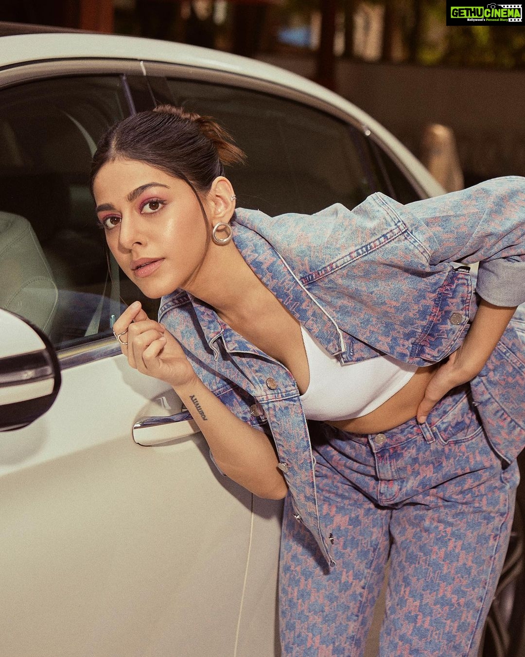 Alaya F Instagram - कलाcar💁🏻♀️🤣 Photos by @trishasarang Styled by : @mohitrai with @shubhi.kumar, Assisted by @muskanduaaa Make up by @divyashetty_ Hair by @hairstylist_madhav2.0 Outfit : @karllagerfeld @collectiveindia