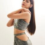 Alaya F Instagram - All glammed up for the 68th Filmfare Awards🖤 Photos by @trishasarang Styled by @mohitrai @shubhi.kumar Make up by @divyashetty_ Hair by @hairstylist_madhav2.0