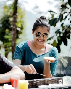 Alina Padikkal Instagram - Hai butter.! Be my half 🍞
PoV: When u fall in love with floating breakfast  @vaayo_bubbles ❤️