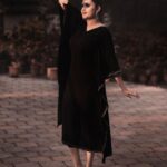 Alina Padikkal Instagram - BLACK 🖤 the darkness in me.! Just like most of us.. my favourite Color Costume : @babe_by_minnumaria Makeup : @aneeshcbabu Camera : @focusiweddingstudio Stylist : @nithinju @sksreez Earring : @kaya_online_