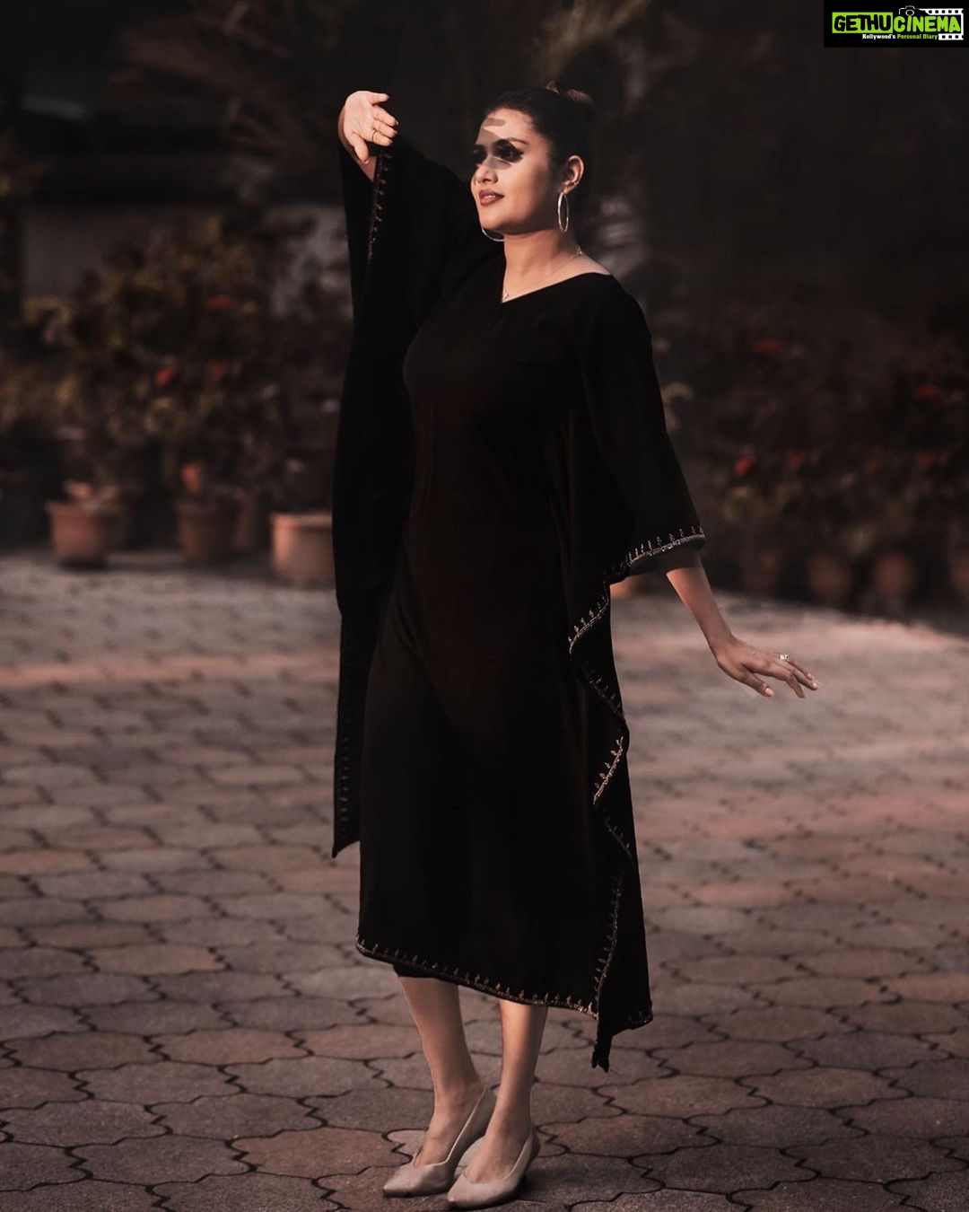 Alina Padikkal Instagram - BLACK 🖤 the darkness in me.! Just like most of us.. my favourite Color Costume : @babe_by_minnumaria Makeup : @aneeshcbabu Camera : @focusiweddingstudio Stylist : @nithinju @sksreez Earring : @kaya_online_