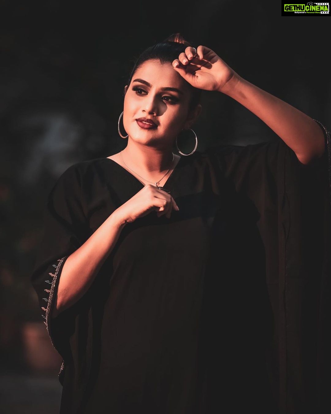 Alina Padikkal Instagram - BLACK 🖤 the darkness in me.! Just like most of us.. my favourite Color Costume : @babe_by_minnumaria Makeup : @aneeshcbabu Camera : @focusiweddingstudio Stylist : @nithinju @sksreez Earring : @kaya_online_