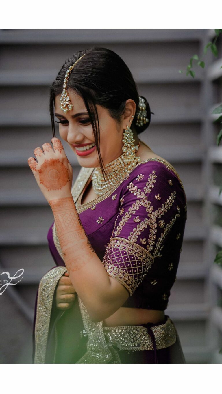 Alina Padikkal Instagram - #alinarohitsaga @motionpictures_weddings @motion_pictureswedding_planner ♥️ team.! @ambu_ramesh @richard_antony_ @arunkiranam @samson_pulikkottil @vishnu_thachan @its_m_e_vishnu Behind the camera @thanzscouture @henna_artist_safvana @aleena.makeupartist @nithinju