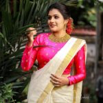 Alina Padikkal Instagram - ഈ മഹാമാരി നമ്മുടെ ഓണാഘോഷങ്ങൾക്ക് പരിധിയും നിയന്ത്രണങ്ങളും നൽകിയിരിക്കുന്നു. എന്നിരുന്നാലും അകലങ്ങളിലിരുന്നു കൊണ്ട് പ്രിയപ്പെട്ടവർക്ക് ആശംസകൾ ഓണാശംസകൾ. .! . . MUA : @roshnistvm 📸@perfect_makers @sumesh_perfectmaker 🥻@nithinju @zoul_designz @kaya_online_ Trivandrum, India
