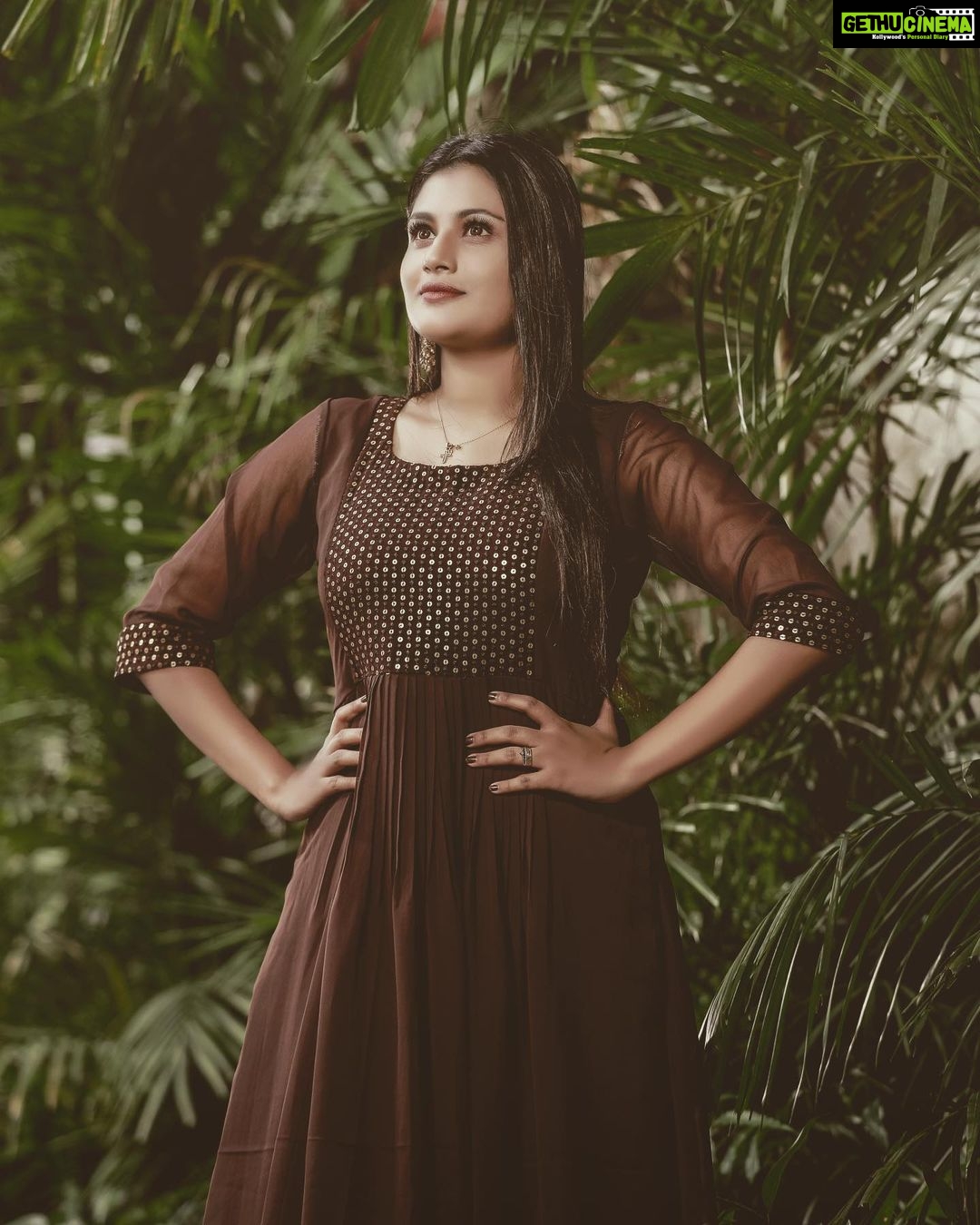 Alina Padikkal Instagram - Wearing @zoul_designz nice comfy outfit.. thank you so much. @aleena.makeupartist @nithinju @midhinlal ♥️. . . Courtesy for my new show @kairalitv celebrity kitchen magic every Monday to Friday 7.30pm ♥️ Trivandrum, India