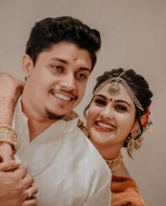 Alina Padikkal Instagram - #alinarohitsaga @motionpictures_weddings @motion_pictureswedding_planner 

Saree : @aaryanairdesigns 
Blouse : @thanuzbridalboutique 
MUA : @aleena.makeupartist 
Hair : @sudhiar.hairandmakeup 
Draping: @drisya.sasidharan.161 
Stylist: @nithinju