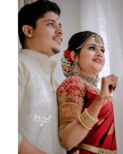 Alina Padikkal Instagram - #alinarohitsaga  with @motionpictures_weddings @motion_pictureswedding_planner 

Saree : @aaryanairdesigns 
Blouse : @thanuzbridalboutique 
MUA : @aleena.makeupartist 
Hair : @sudhiar.hairandmakeup 
Draping: @drisya.sasidharan.161 
Stylist: @nithinju 
Nettichutti special mention @roshnistvm ♥️
