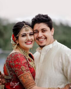 Alina Padikkal Instagram - #alinarohitsaga  with @motionpictures_weddings @motion_pictureswedding_planner 

Saree : @aaryanairdesigns 
Blouse : @thanuzbridalboutique 
MUA : @aleena.makeupartist 
Hair : @sudhiar.hairandmakeup 
Draping: @drisya.sasidharan.161 
Stylist: @nithinju 
Nettichutti special mention @roshnistvm ♥️