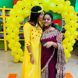 Alina Padikkal Instagram - Family♥️ @kairalitv  celebrity kitchen magic coming soon : haldi episode

During this pandemic I was lucky enough to celebrate haldi with my crew members.. still in shock and you guys rocked the haldi function ♥️

Feeling blessed and loved.!
Prayers and wishes ♥️