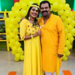 Alina Padikkal Instagram - Family♥️ @kairalitv celebrity kitchen magic coming soon : haldi episode During this pandemic I was lucky enough to celebrate haldi with my crew members.. still in shock and you guys rocked the haldi function ♥️ Feeling blessed and loved.! Prayers and wishes ♥️ Kairali TV