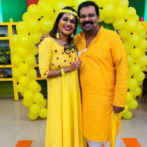 Alina Padikkal Instagram - Family♥️ @kairalitv  celebrity kitchen magic coming soon : haldi episode

During this pandemic I was lucky enough to celebrate haldi with my crew members.. still in shock and you guys rocked the haldi function ♥️

Feeling blessed and loved.!
Prayers and wishes ♥️