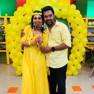 Alina Padikkal Instagram - Family♥️ @kairalitv  celebrity kitchen magic coming soon : haldi episode

During this pandemic I was lucky enough to celebrate haldi with my crew members.. still in shock and you guys rocked the haldi function ♥️

Feeling blessed and loved.!
Prayers and wishes ♥️