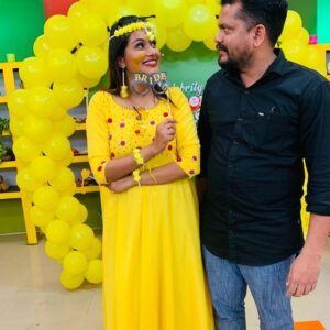 Alina Padikkal Instagram - Family♥️ @kairalitv  celebrity kitchen magic coming soon : haldi episode

During this pandemic I was lucky enough to celebrate haldi with my crew members.. still in shock and you guys rocked the haldi function ♥️

Feeling blessed and loved.!
Prayers and wishes ♥️
