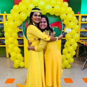 Alina Padikkal Instagram - Family♥️ @kairalitv  celebrity kitchen magic coming soon : haldi episode

During this pandemic I was lucky enough to celebrate haldi with my crew members.. still in shock and you guys rocked the haldi function ♥️

Feeling blessed and loved.!
Prayers and wishes ♥️
