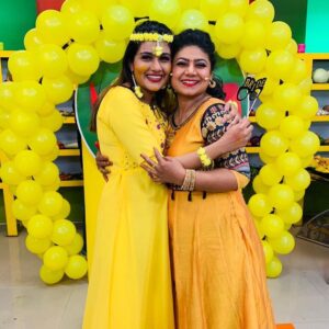 Alina Padikkal Instagram - Family♥️ @kairalitv  celebrity kitchen magic coming soon : haldi episode

During this pandemic I was lucky enough to celebrate haldi with my crew members.. still in shock and you guys rocked the haldi function ♥️

Feeling blessed and loved.!
Prayers and wishes ♥️