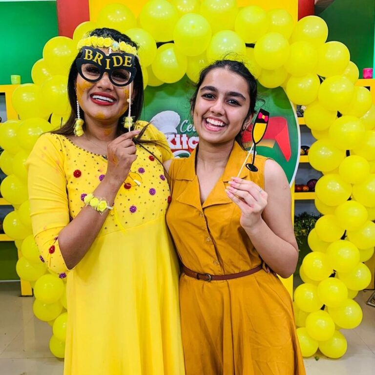 Alina Padikkal Instagram - Family♥️ @kairalitv celebrity kitchen magic coming soon : haldi episode During this pandemic I was lucky enough to celebrate haldi with my crew members.. still in shock and you guys rocked the haldi function ♥️ Feeling blessed and loved.! Prayers and wishes ♥️ Kairali TV