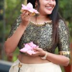 Alina Padikkal Instagram - Decided to make it raw.! Simple homely ONAM❤️ Moments captured @santhoshkallikkadan Costume @santhoshpattambi_725 Calicut, India