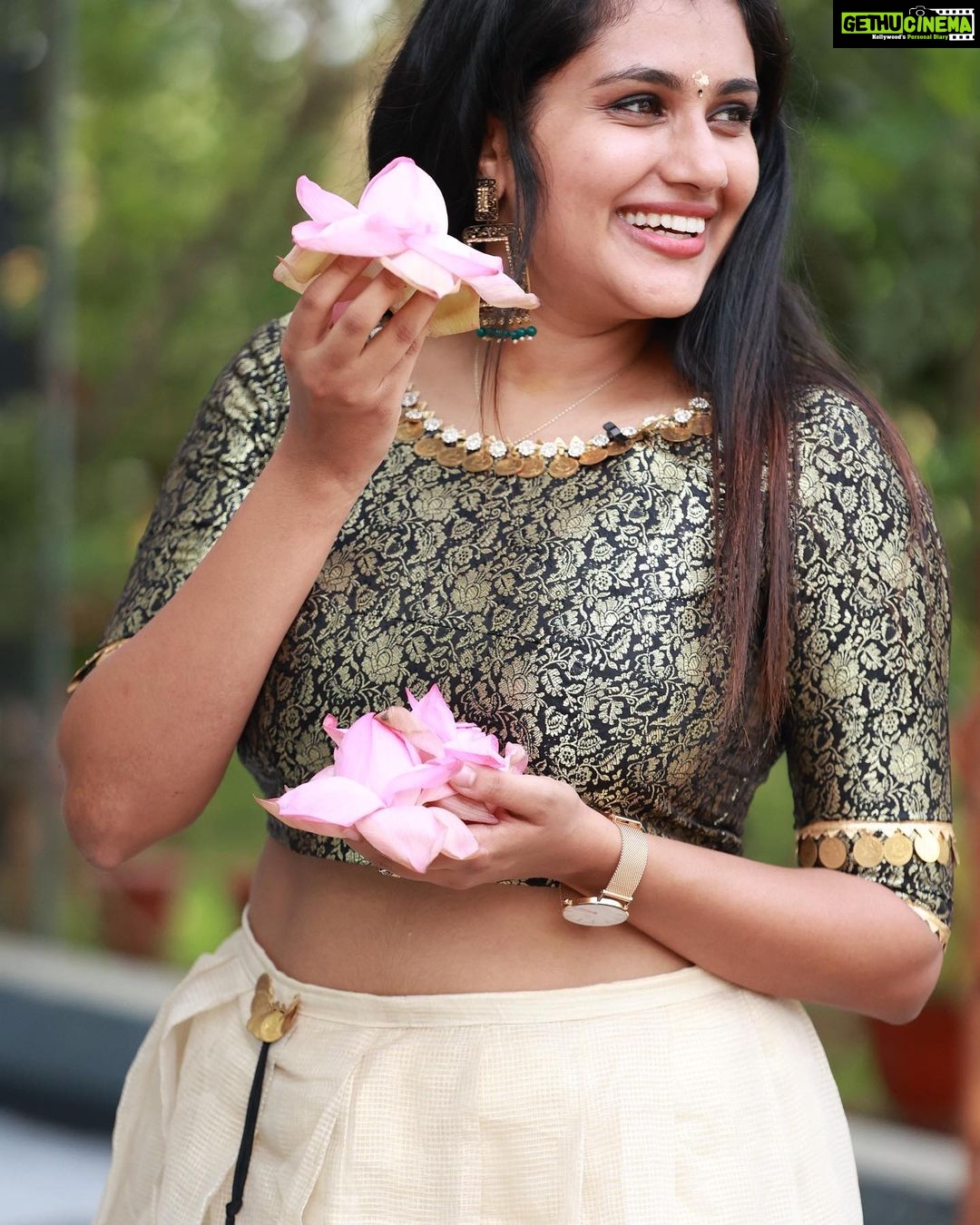 Alina Padikkal - 12.4K Likes - Decided to make it raw.!
Simple homely ONAM❤️
Moments captured @santhoshkallikkadan
Costume @santhoshpattambi_725