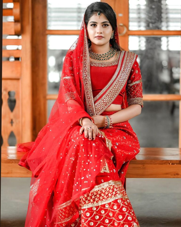 Alina Padikkal Instagram - For @thanuzbridalboutique Muslim bridal look Simple and elegant look♥️ Retouch @sumesh_perfectmaker . . Ps : not my actual bride look okay🤣 model ane model.