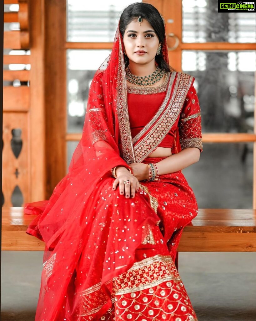 Alina Padikkal Instagram - For @thanuzbridalboutique Muslim bridal look Simple and elegant look♥ Retouch @sumesh_perfectmaker . . Ps : not my actual bride look okay🤣 model ane model.