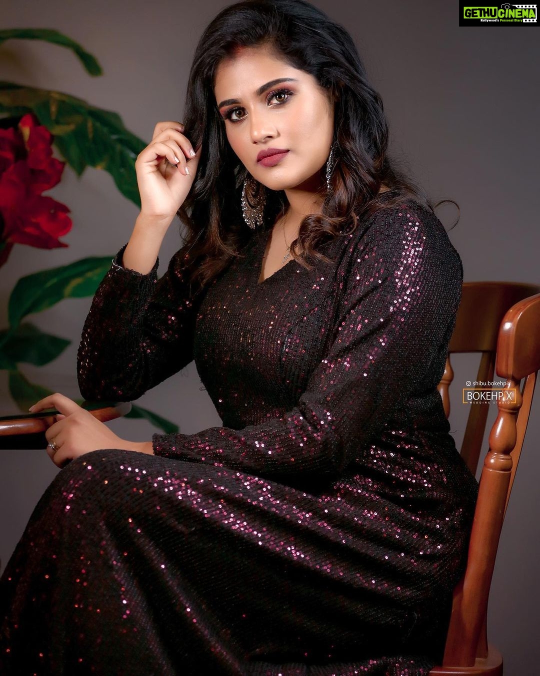 Alina Padikkal Instagram - ✨glittery attitude ✨ @nadiarahimdesigns . @roshnistvm @nithinju @sksreez @shibu.bokehpix